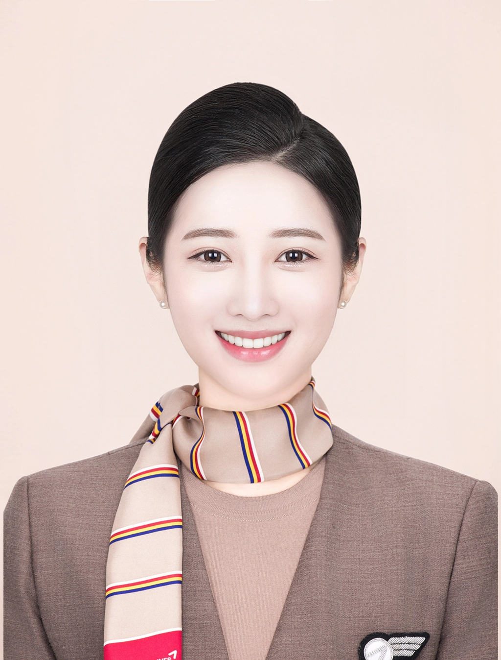 승무원 증명사진 7 · 흰 배경 정면 상반신