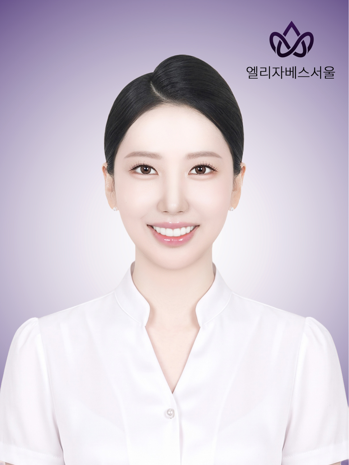 보라색 배경 앞 흰색 블라우스를 입은 여성의 승무원 지원용 상반신 이력서 사진