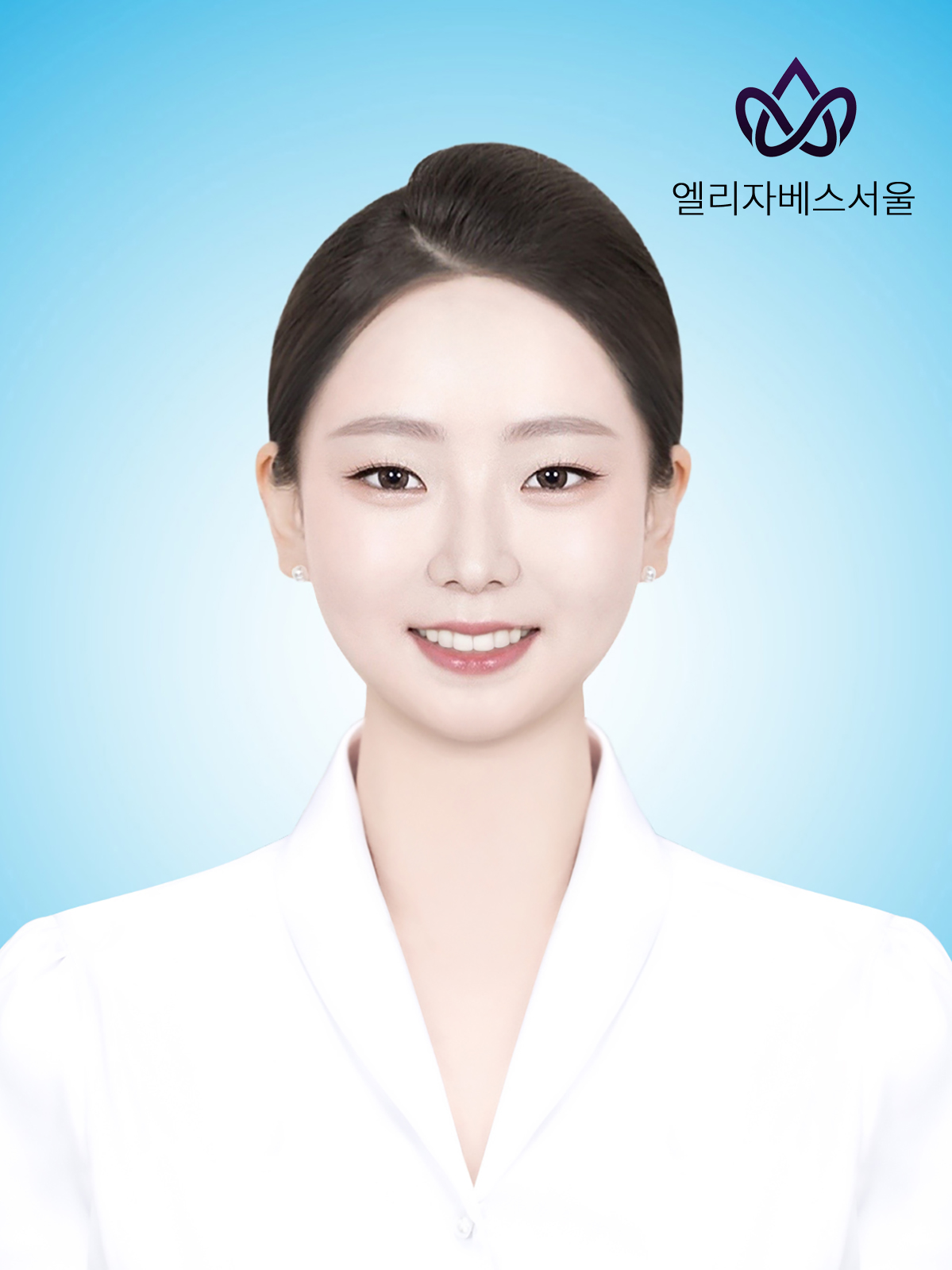 하늘색 배경에서 흰색 블라우스를 입고 웃고 있는 승무원 지원자의 상반신 이력서용 증명사진